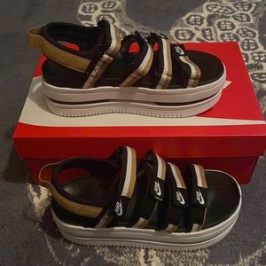 NWT Nike Icon Platforms